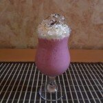 малиновый коктейль в бокале
